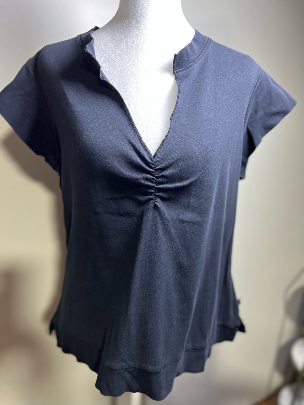 Women's Black V-Notch Ruched Short Sleeve Tee